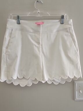 Isaac Mizrahi Cream Scalloped Hem Shorts
